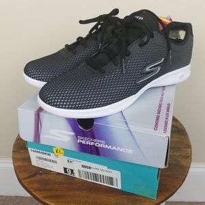 skechers goga max
